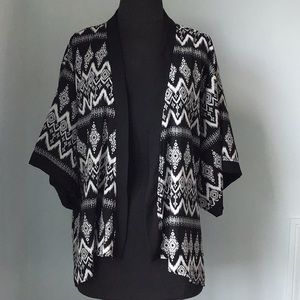 Monteau Black & White Geometric Pattern Kimono